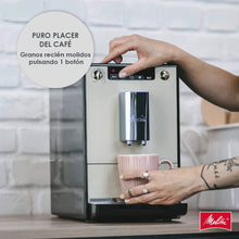 Lade das Bild in den Galerie-Viewer, Melitta Solo E950-777, Cafetera Superautomática con Molinillo, 15 Bares, Café en Grano para Espresso, Limpieza Automática, Personalizable, Sandy Grey

