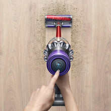 Lade das Bild in den Galerie-Viewer, Dyson V11™ Fluffy kabelloser Staubsauger (Nickel/Rot)
