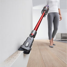 Lade das Bild in den Galerie-Viewer, Dyson V11™ Fluffy kabelloser Staubsauger (Nickel/Rot)
