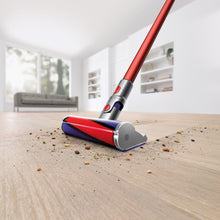 Lade das Bild in den Galerie-Viewer, Dyson V11™ Fluffy kabelloser Staubsauger (Nickel/Rot)
