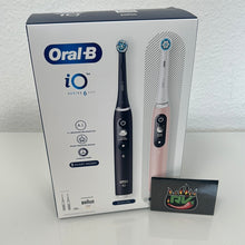 Lade das Bild in den Galerie-Viewer, Oral-B iO DUO Series 6 Elektrische Zahnbürste Doppelpack &amp; 3 Aufsteckbürsten schwarz u pink
